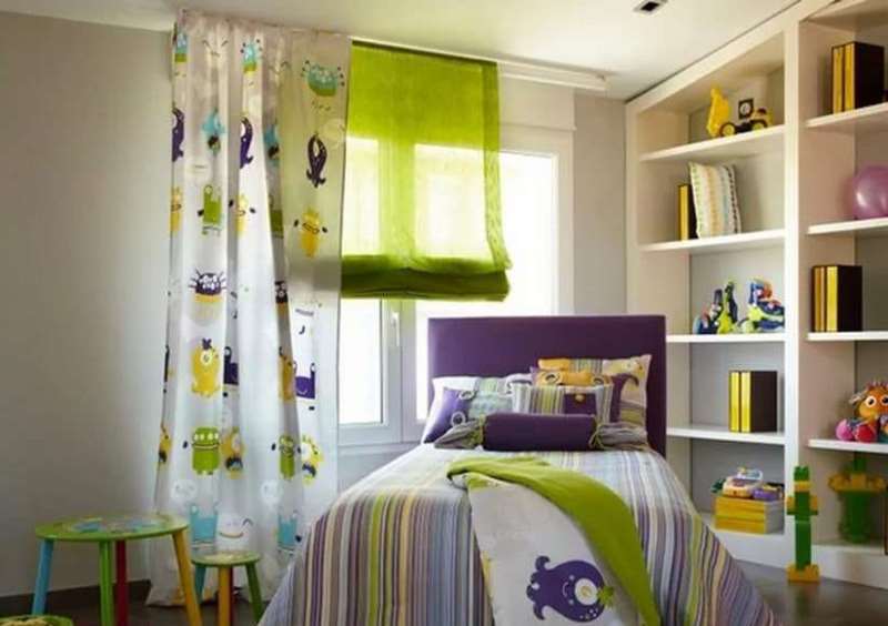 La combinaison de rideaux romains avec de la literie dans la chambre d'un garçon