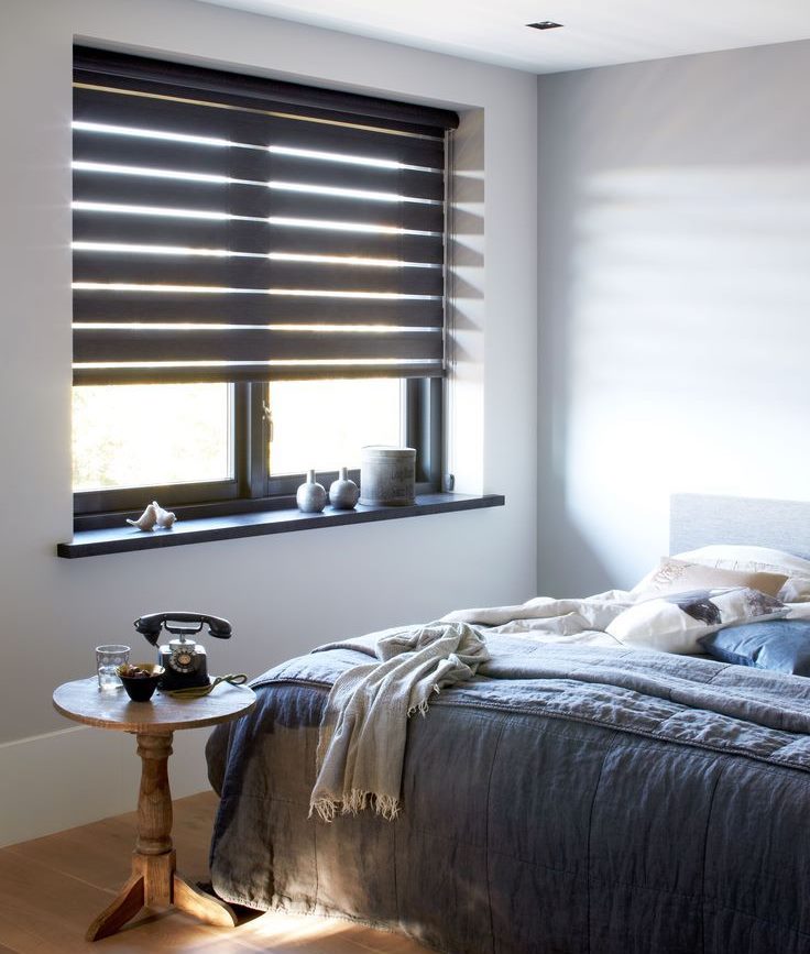 Ciechi dentro la finestra che si apre nella camera da letto