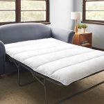 Mince matelas sur le canapé