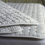 Mince matelas matelassé pour protéger la surface