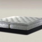 Le plateau forme une couchette régulière et lisse le joint entre les deux moitiés de la couchette.