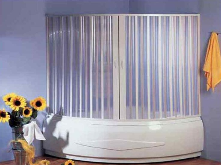 Rideau en plastique sur la baignoire d'angle