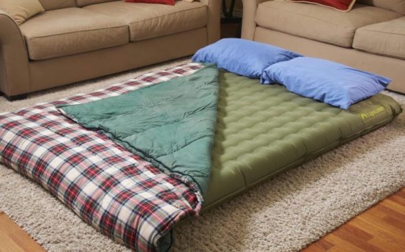 Dormir sur le sol sur le matelas