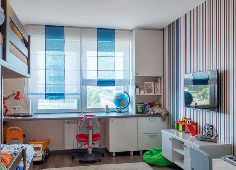 Papier peint à rayures à l'intérieur de la chambre des enfants