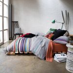 Matelas surélevé pour dormir par terre posé sur le cadre pour une utilisation plus pratique