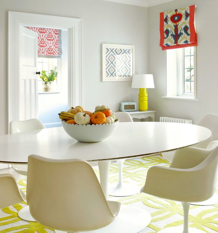 L'intérieur de la salle à manger avec un rideau romain sur une petite fenêtre