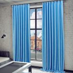 Les rideaux bleus brillants ont fière allure dans un salon de style loft.