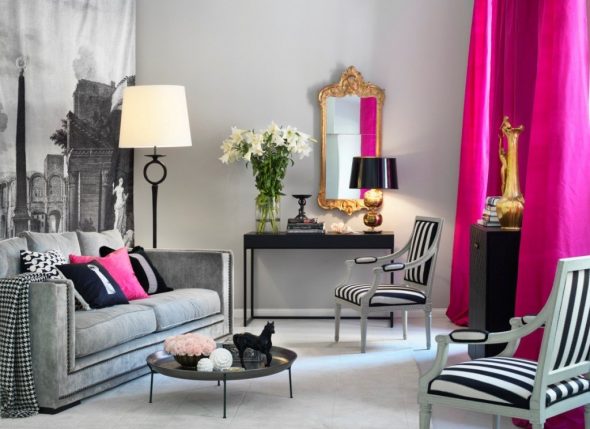Rideaux rose vif et un oreiller rose pour la chambre grise