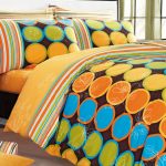 Literie lumineuse sur un lit plus grand