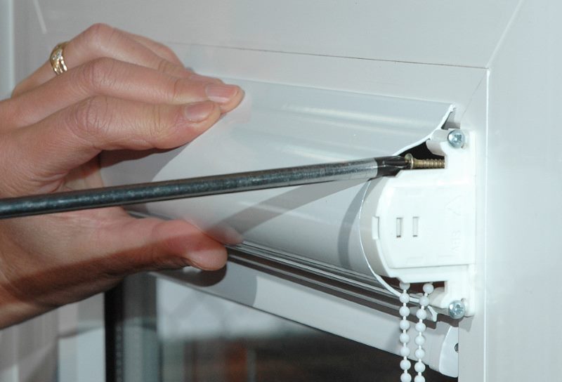 Parafusos de embrulho nas cortinas de rolo de montagem