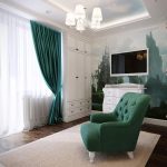 Groene gordijnen en een groene stoel - heldere accenten in het interieur