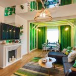 Groene gordijnen in het interieur van de woon-eetkamer met een ongewoon ontwerp