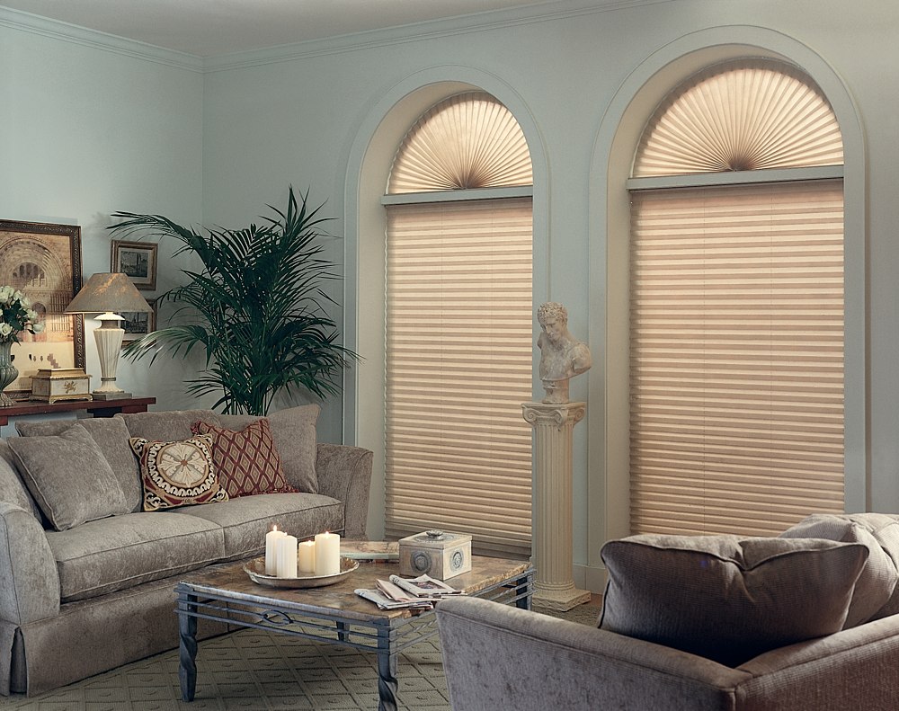 Décoration de fenêtre avec une arche à l'aide de rideaux plissés