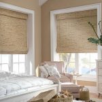 Las cortinas romanas de bambú se ven bien en el dormitorio.