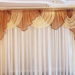 Rideau blanc et bandeau double couche pour le salon