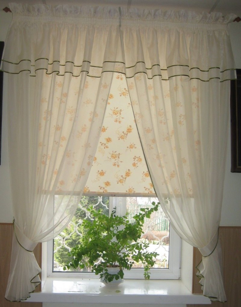 Transparenter Schleier am Fenster mit Rollo