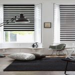 Rideaux jour et nuit blancs et noirs pour un salon minimaliste.