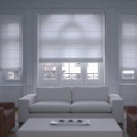 Cortinas romanas blancas de diferentes tamaños para la sala de estar en un estilo minimalista.