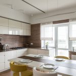 Persianas romanas transparentes blancas para una cocina espaciosa.