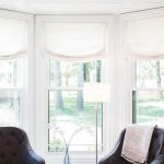 Stores romains blancs pour fenêtres dans le salon