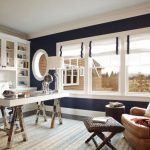 Stores romains blancs avec garniture bleue pour la salle de repos