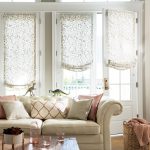 Rideaux romains sans cadre dans le salon lumineux