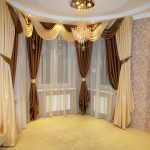 Lambrequin marron et beige avec des glands