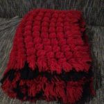 Grand plaid de pompons de couleurs rouge et noir
