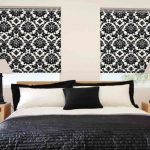Rideaux noir et blanc à la tête du lit