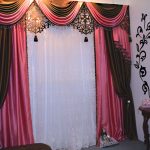 Lambrequin noir et rose avec inserts ajourés