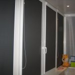 Stores noirs pour le balcon