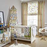 Chambre d'enfant décorée de stores romains à étoiles