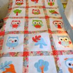 Couverture pour enfants faite à la main avec des hiboux