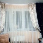 Double corniche flexible fixée au plafond