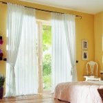 Double rideaux dans la chambre