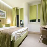 Mini rideaux olive à l'intérieur de la chambre