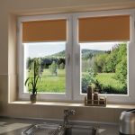 Volets marrons sur la fenêtre de la cuisine