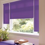 Volets violets sur une fenêtre en plastique
