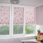 Mini volets sur la fenêtre dans la chambre des enfants