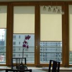 Rideaux blancs sur la maison de panneau de fenêtre