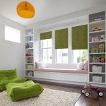 Volets verts sur la fenêtre de la chambre des enfants