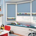 Rideaux bleus dans la chambre des enfants