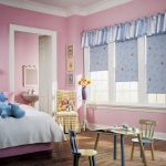 Décoration de fenêtre dans la crèche pour les filles