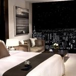 Spaziosa camera da letto con finestra sulla città