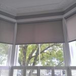 Montagem de persianas nas janelas da janela de sacada