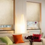 Cortinas de rolo bege com ornamentos florais