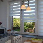 Cortinas brancas de zebra na janela da cozinha