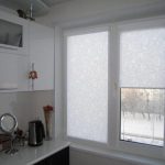 Cortinas de cassete na janela da cozinha