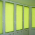 Cortinas verdes claras nas janelas de plástico