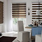 Cortinas do sistema dia e noite nas janelas da sala de estar da cozinha